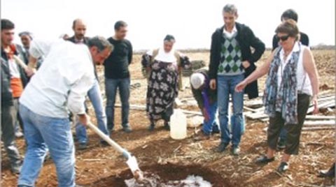 Doç. Dr. Bilge Işık, Viranşehirlilere seri kerpiç yapımını anlatırken